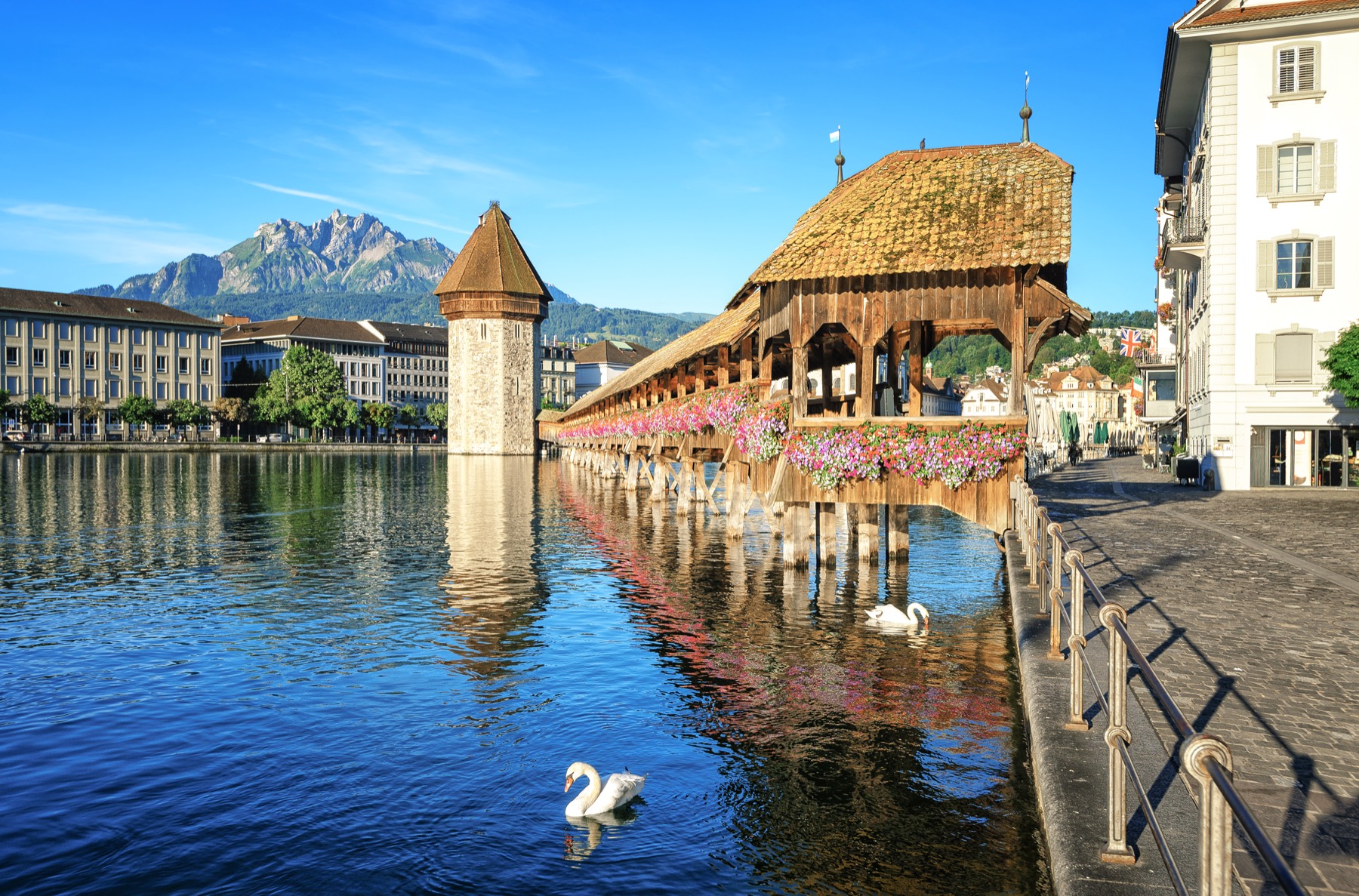 Kapellbrücke und Wasserturm in Luzern mit Pilatus im Hintergrund